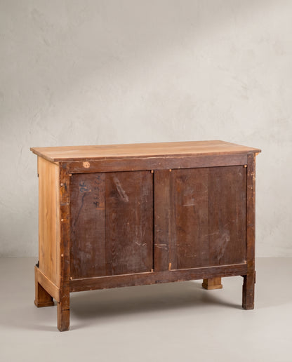 Cómoda antigua vista trasera con paneles de roble y número de inventario a lápiz — Antique Arte y Decoración