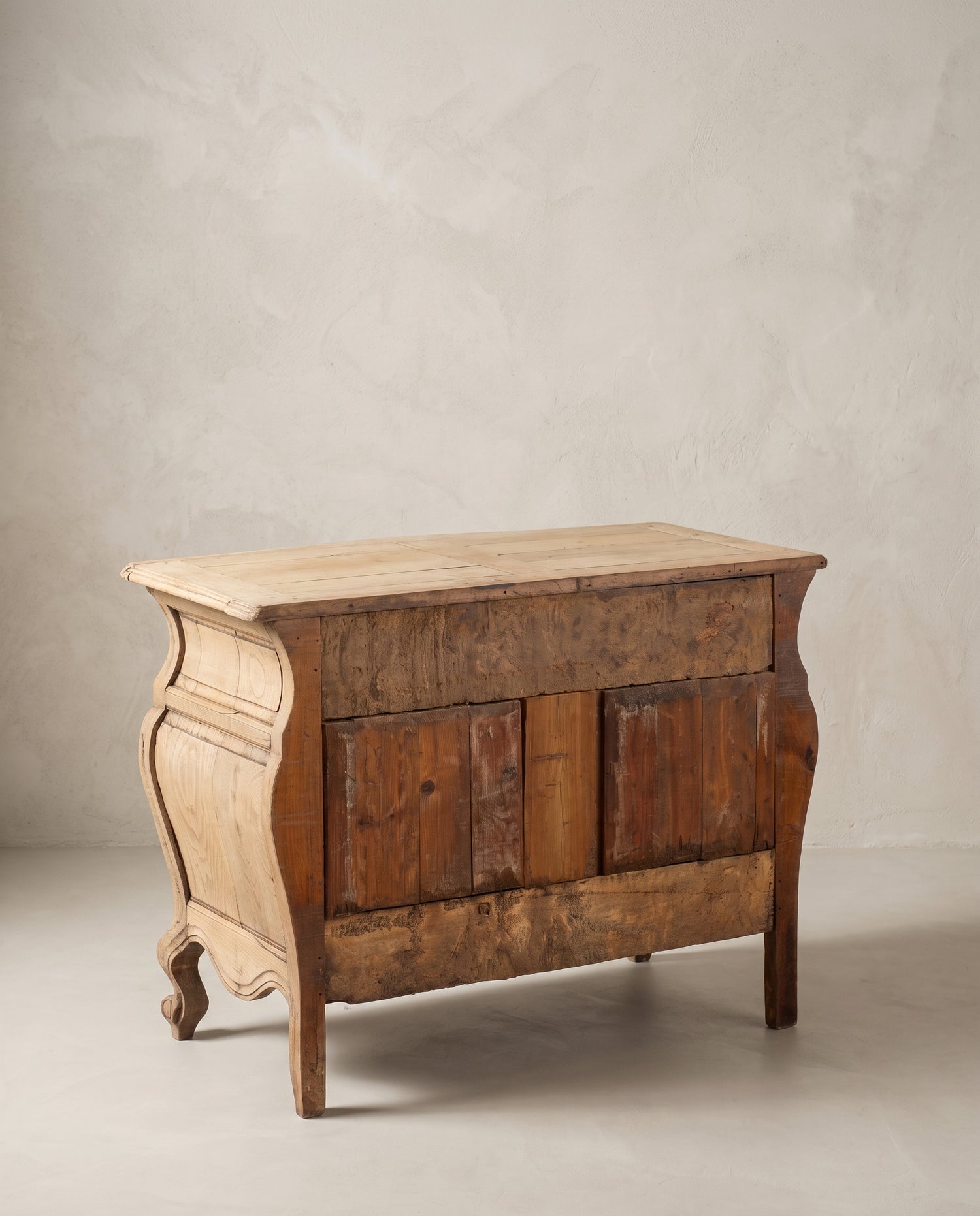 Cómoda antigua siglo XVIII vista trasera con travesaños desbastados a azuela de origen — Antique Arte y Decoración