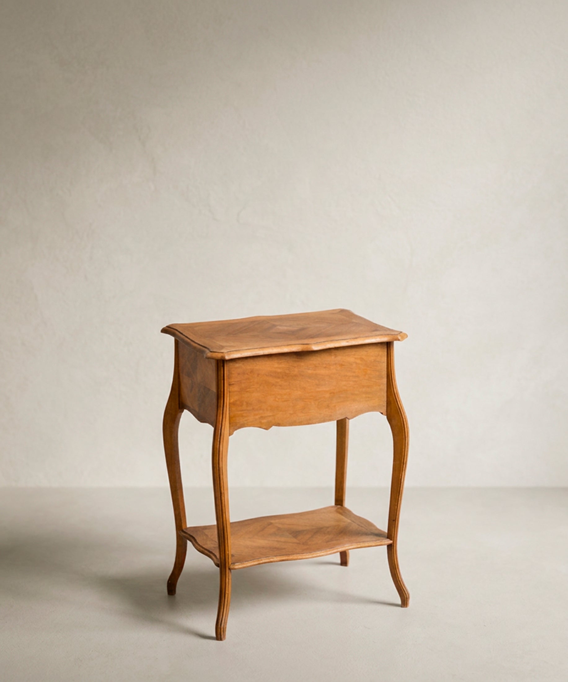 Costurero vintage Luis XV vista trasera con balda inferior — Antique Arte y Decoración