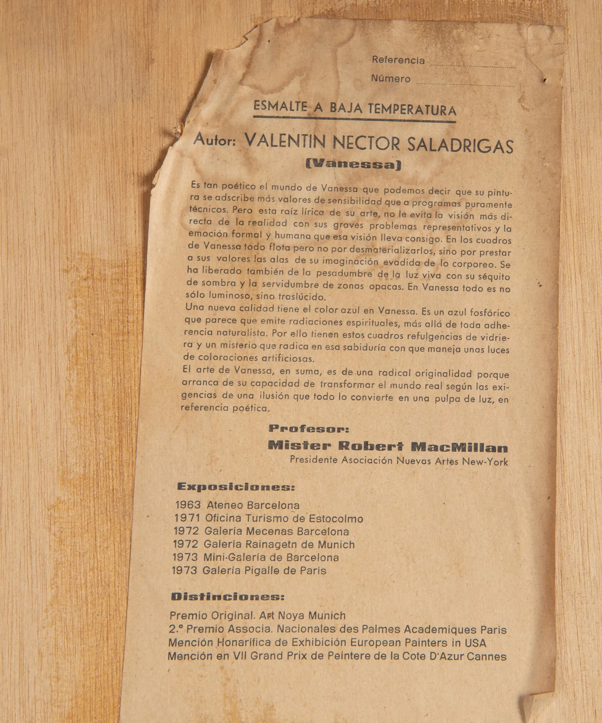 Etiqueta original de los años 70 documentando la obra de esmalte del artista Valentín Nector Saladrigas.