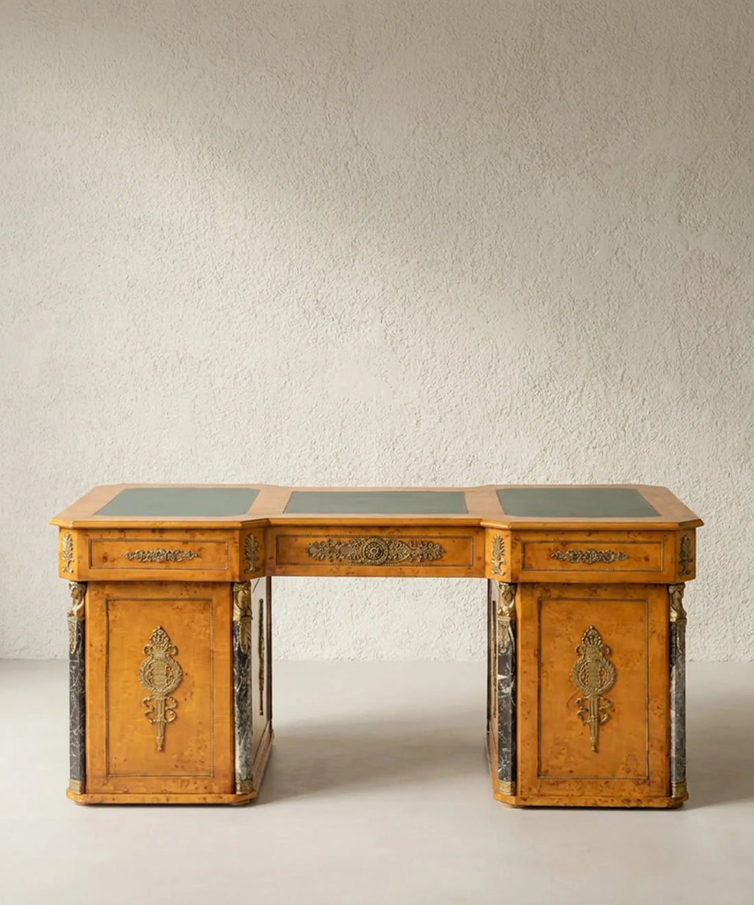 Trasera acabada del escritorio estilo Imperio con apliques de bronce y mármol — Antique Arte y Decoración
