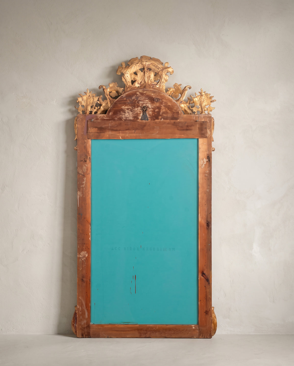 Espejo Napoleón III vista trasera con bastidor de pino y colgador de hierro — Antique Arte y Decoración