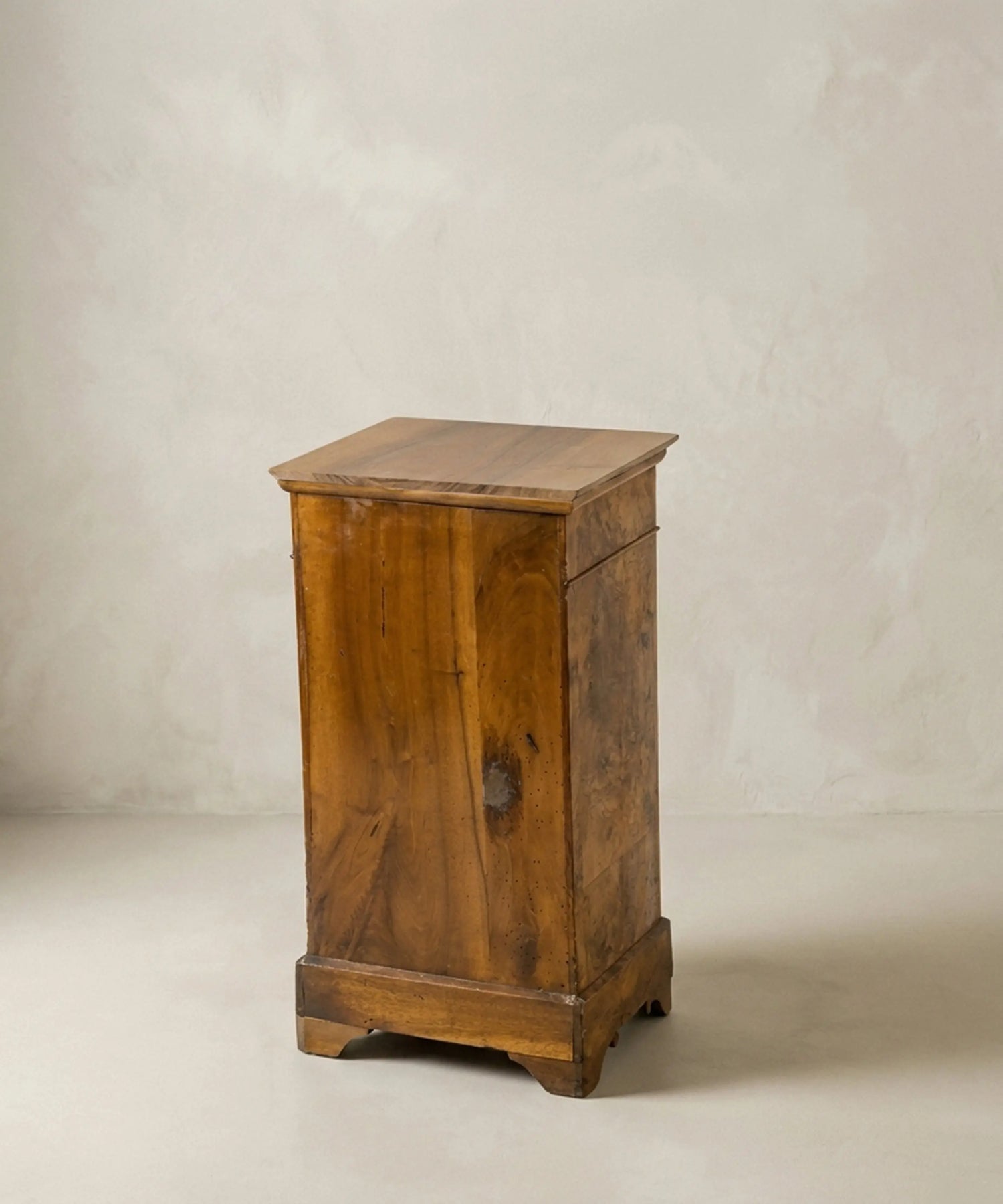 Mesita de Noche Auxiliar Antigua en Chapa de Raíz de Nogal (Estilo Luis Felipe)