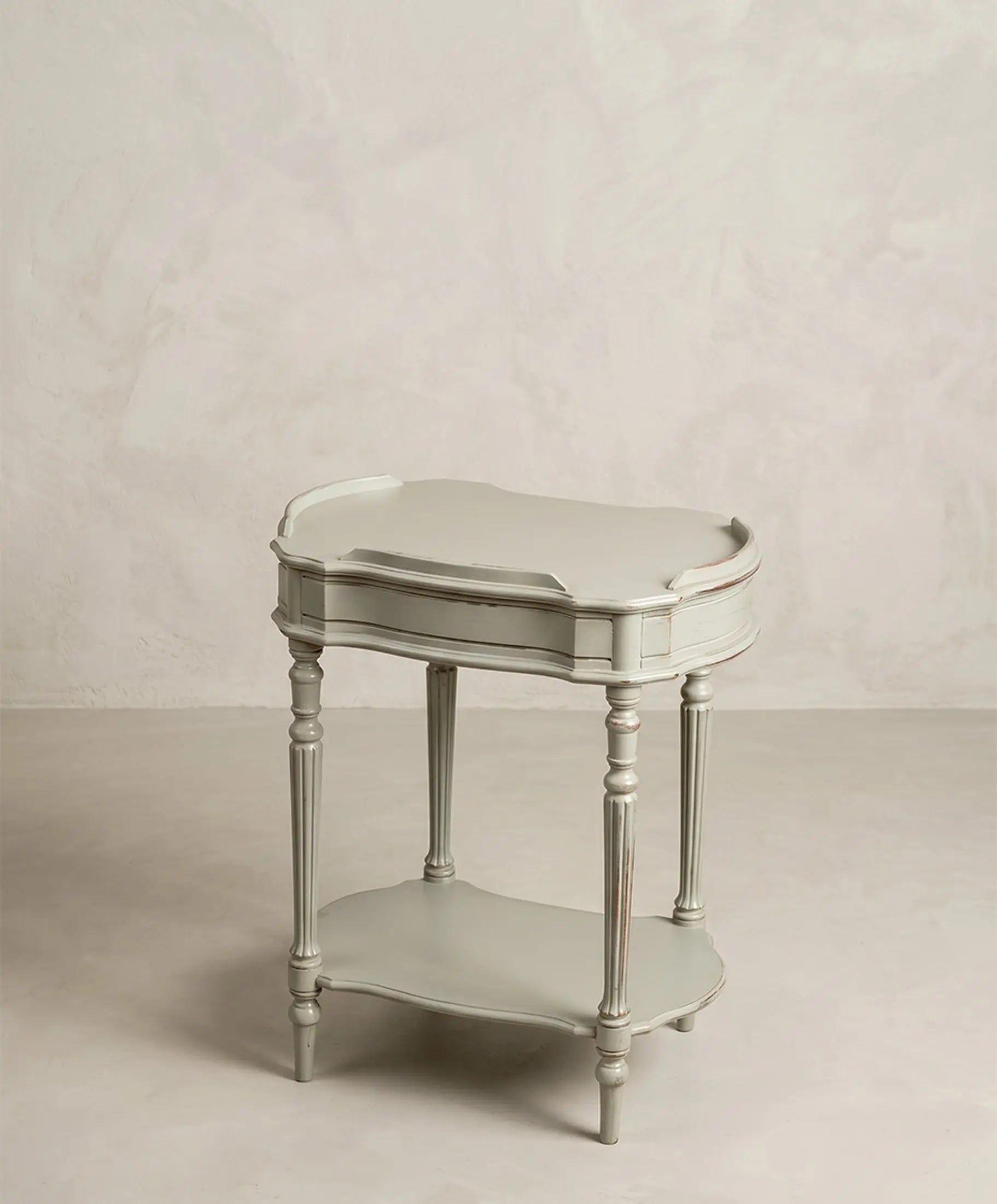Vista trasera mesa auxiliar ovalada gris decapé balda patas acanaladas — Antique Arte y Decoración