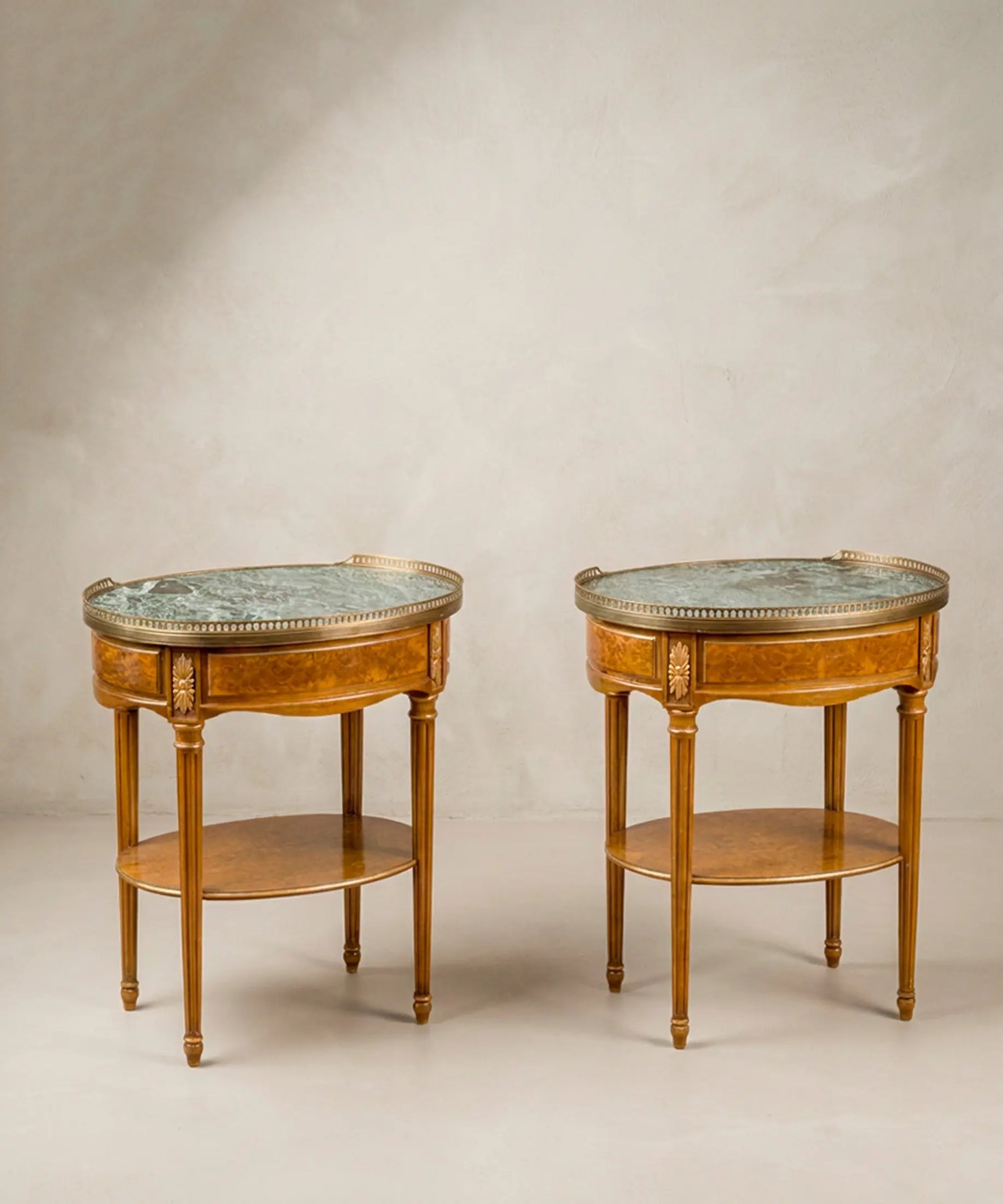 Pareja de Mesitas Auxiliares Vintage con Mármol Verde | Estilo Luis XVI