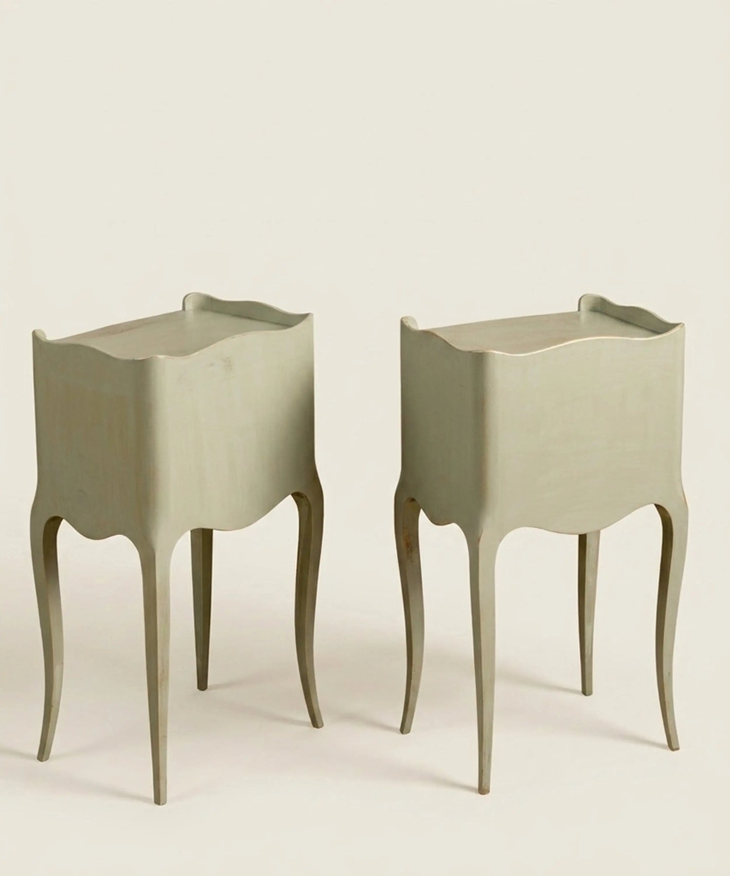 Pareja de mesitas de noche estilo Luis XV en verde celadón decapé