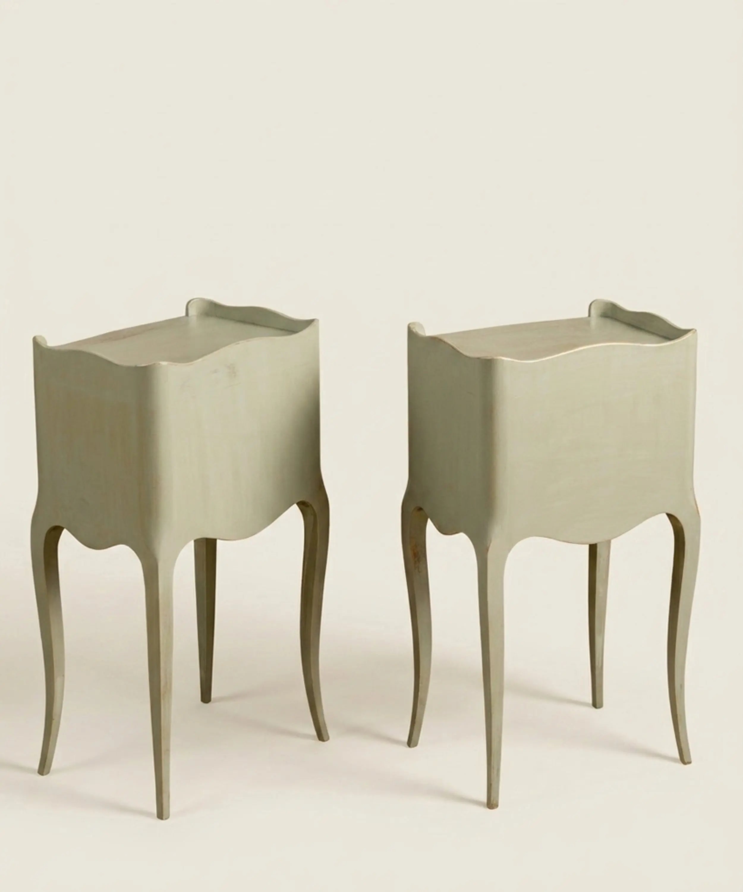Pareja de mesitas de noche estilo Luis XV en verde celadón decapé