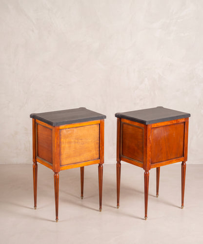 Pareja de Mesitas de Noche Vintage en Cerezo | Estilo Luis XVI con Tapa Negra