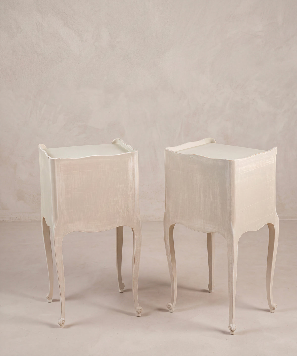 Pareja de Mesitas de Noche Vintage en Gris y Blanco | Estilo Luis XV, Francia