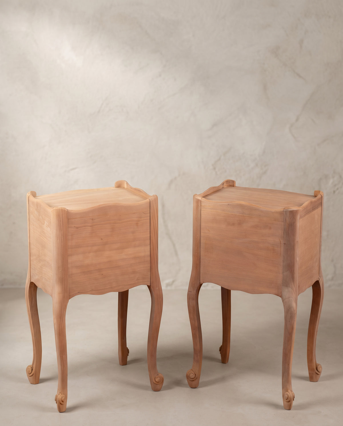Pareja de Mesitas de Noche Vintage en Cerezo Lavado | Estilo Luis XV, Tres Cajones y Hueco, Mediados S. XX