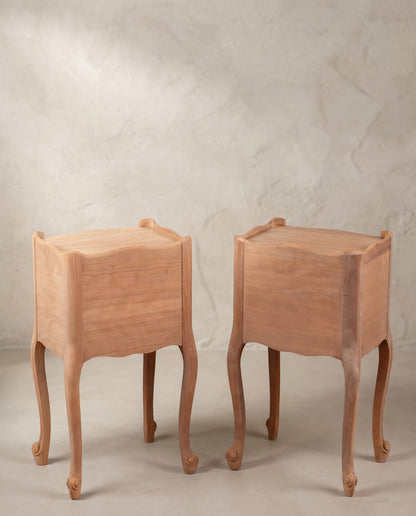 Pareja de Mesitas de Noche Vintage en Cerezo Lavado | Estilo Luis XV, Tres Cajones y Hueco, Mediados S. XX