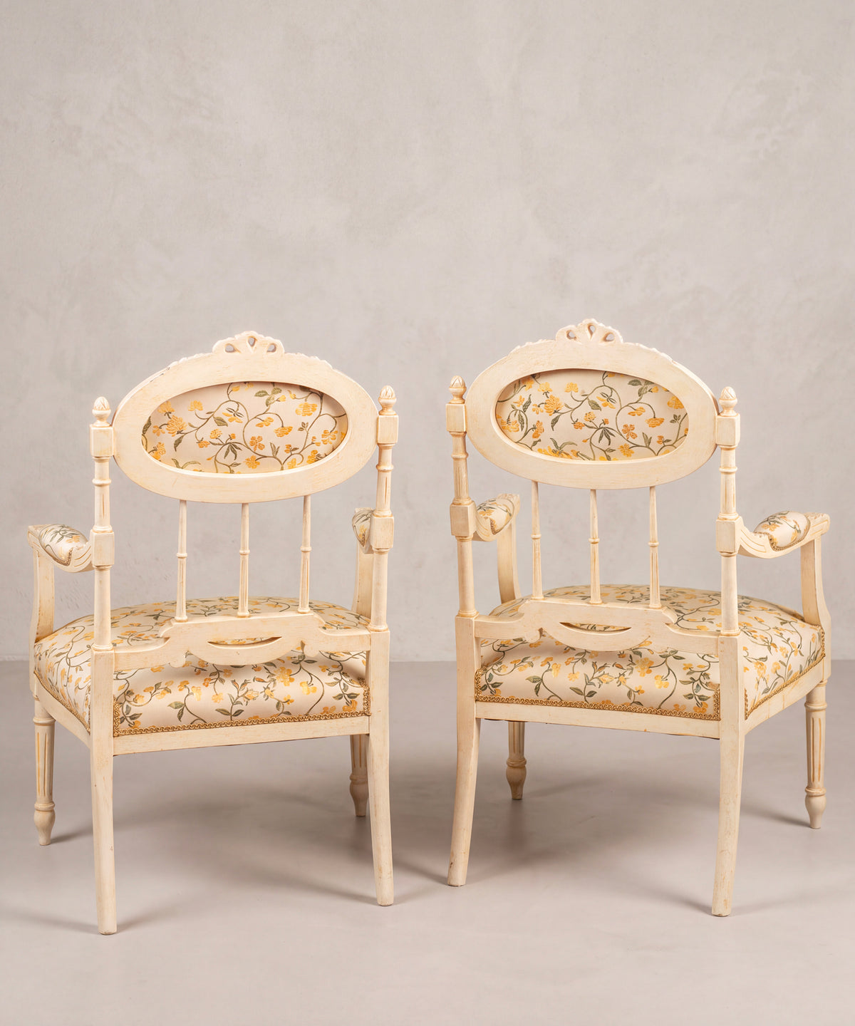Pareja de sillones italianos vista trasera con medallón tapizado y patas de sable — Antique Arte y Decoración
