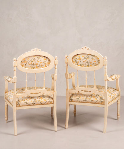 Pareja de sillones italianos vista trasera con medallón tapizado y patas de sable — Antique Arte y Decoración