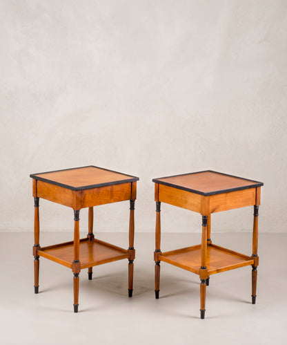 Mesitas de noche de cerezo vista trasera con patas torneadas y balda inferior — Antique Arte y Decoración