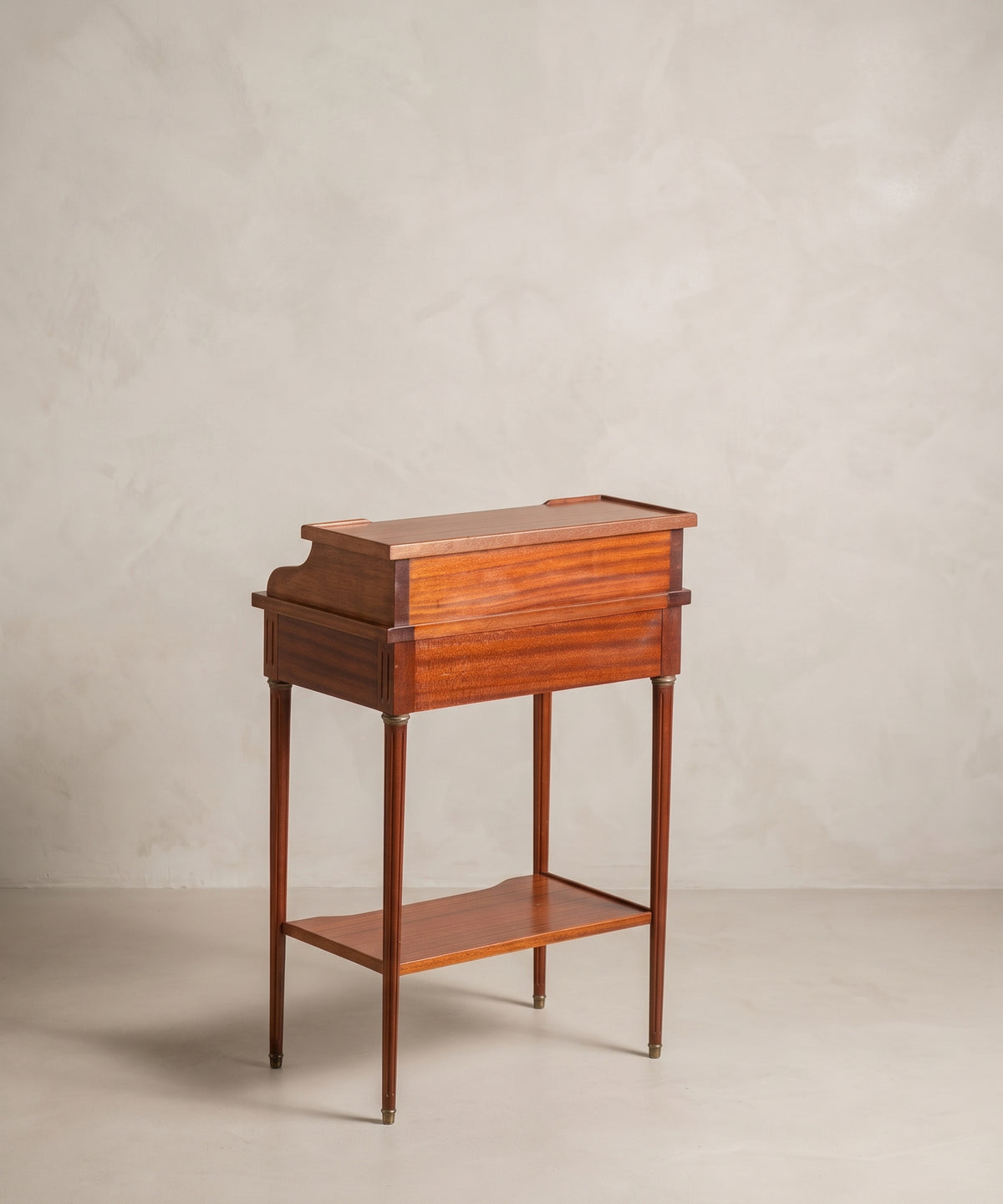 Escritorio pequeño de caoba vista trasera con balda baja y patas acanaladas — Antique Arte y Decoración