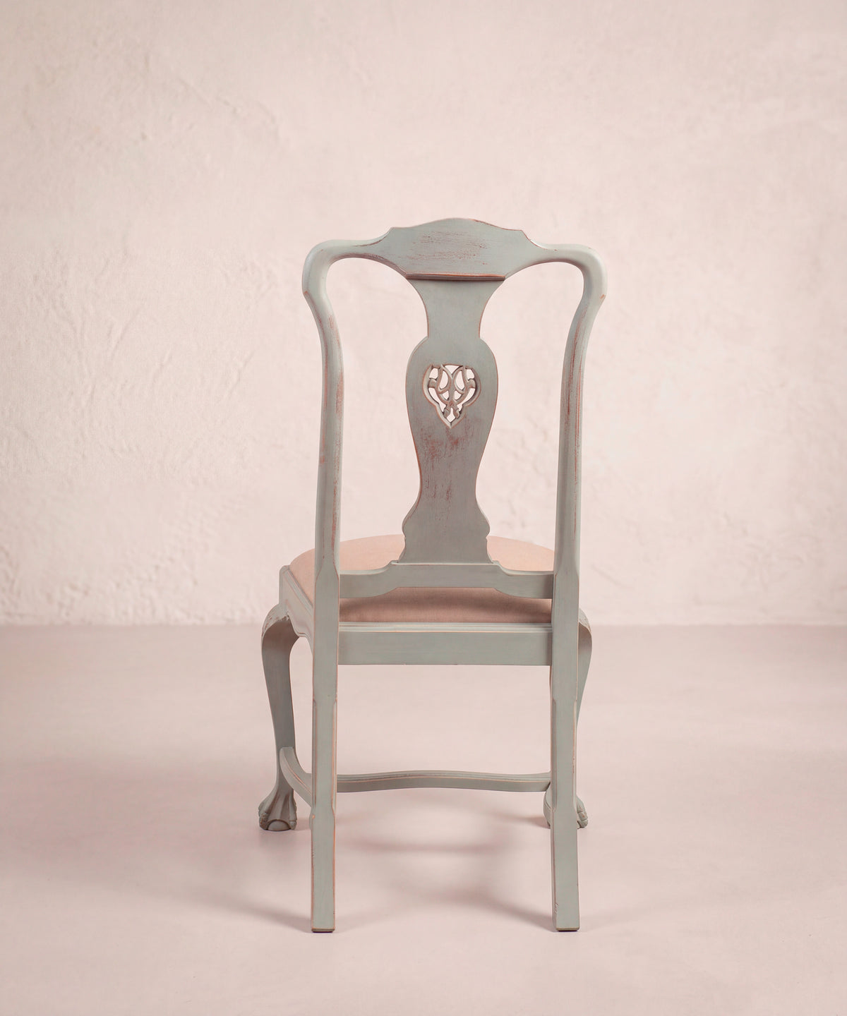 Silla estilo inglés vista trasera con respaldo calado y chambrana en H — Antique Arte y Decoración