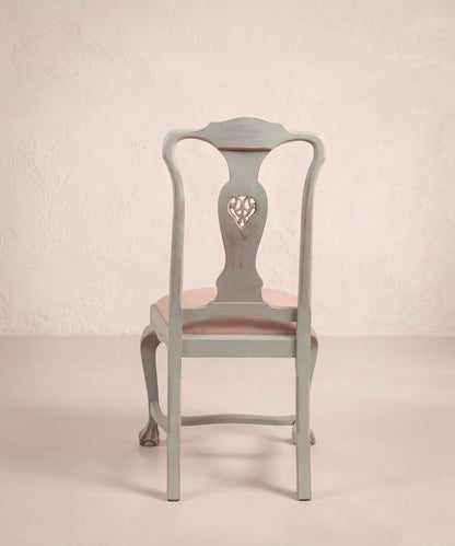 Silla estilo inglés vista trasera con respaldo calado y chambrana en H — Antique Arte y Decoración