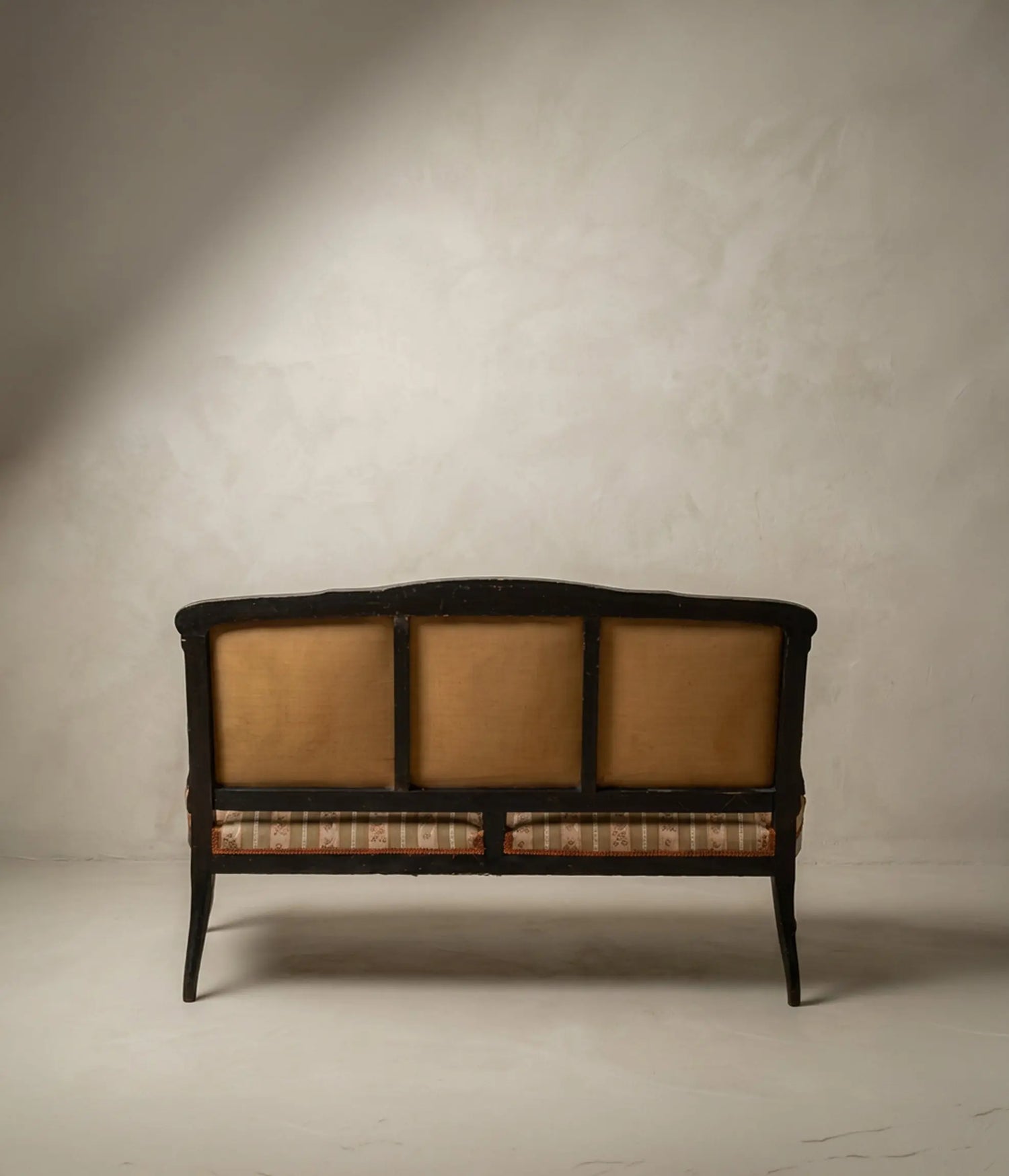 Sofá de dos plaza de estilo isabelino