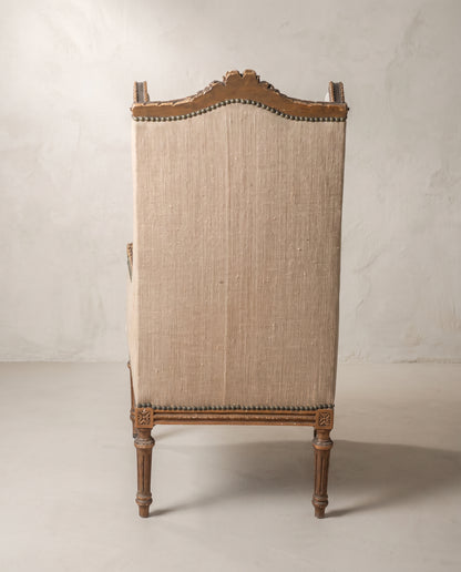 Sillón orejero Luis XVI vista trasera en arpillera con tachuelas y rosetas talladas — Antique Arte y Decoración