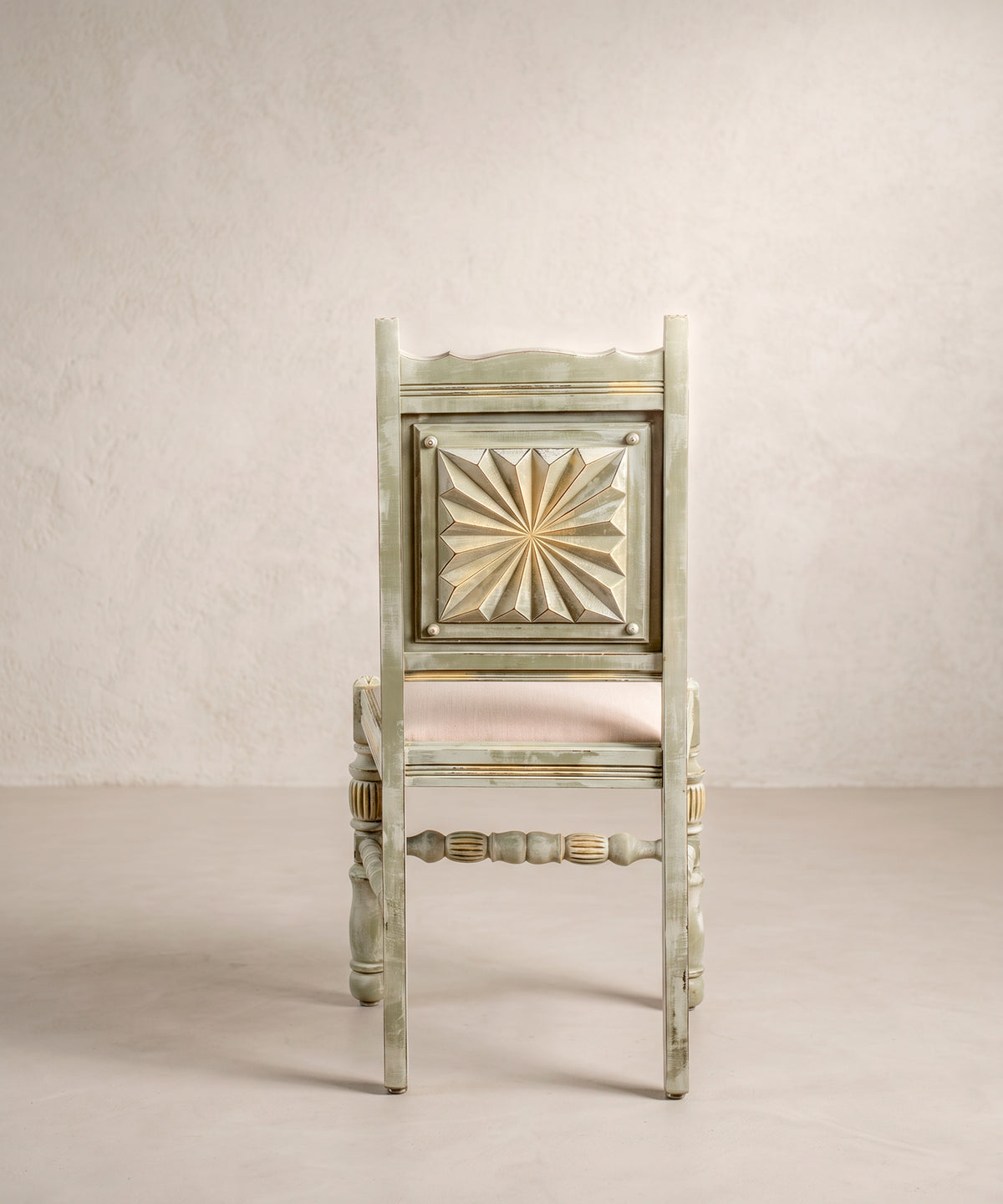 Trasera de silla vintage estilo vasco con estrella de puntas tallada y realces crema — Antique Arte y Decoración