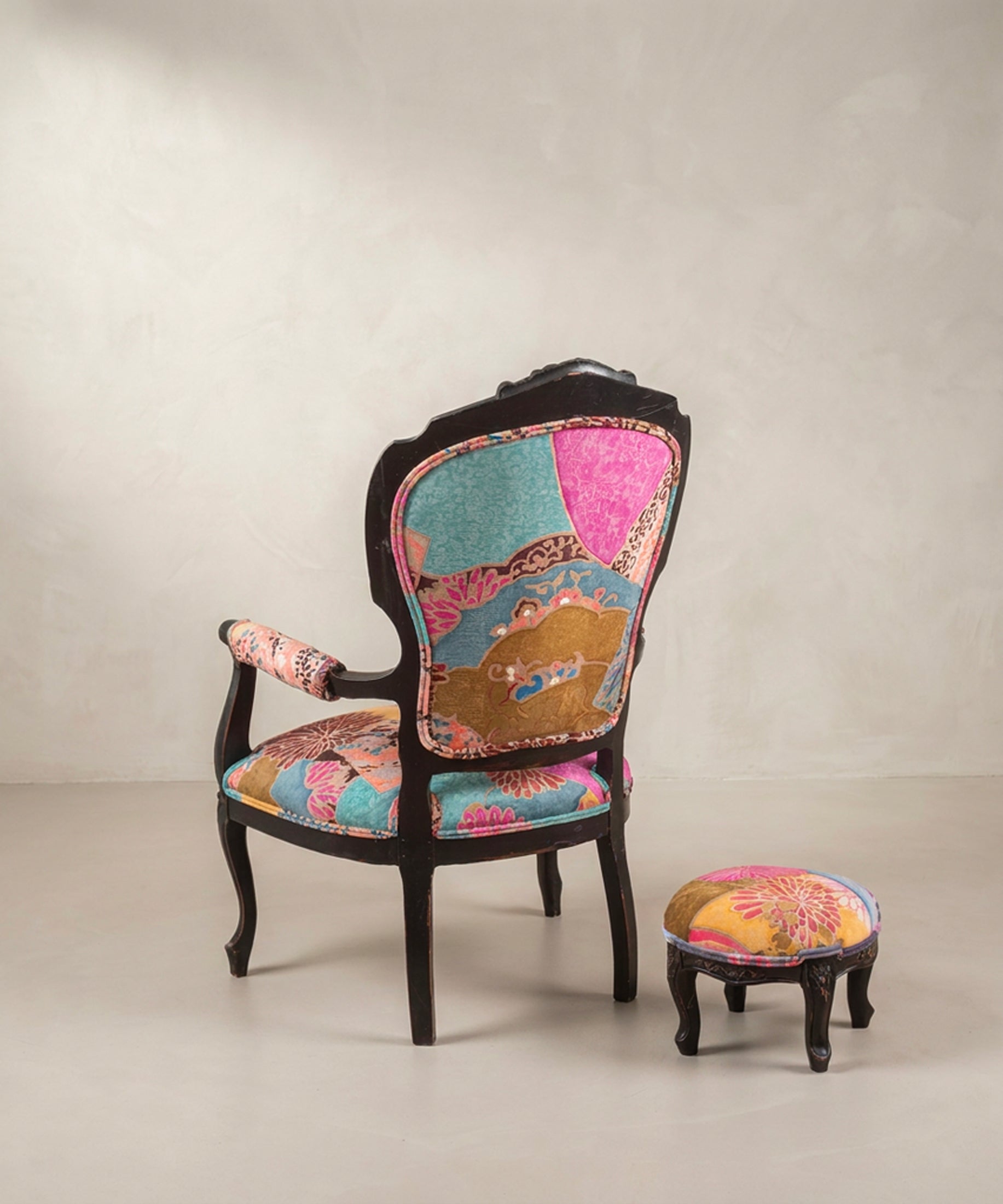 Sillón Isabelino Antiguo Tapizado en Terciopelo Estampado | Con Reposapiés a Juego