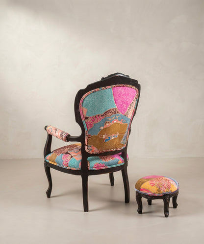 Sillón Isabelino Antiguo Tapizado en Terciopelo Estampado | Con Reposapiés a Juego