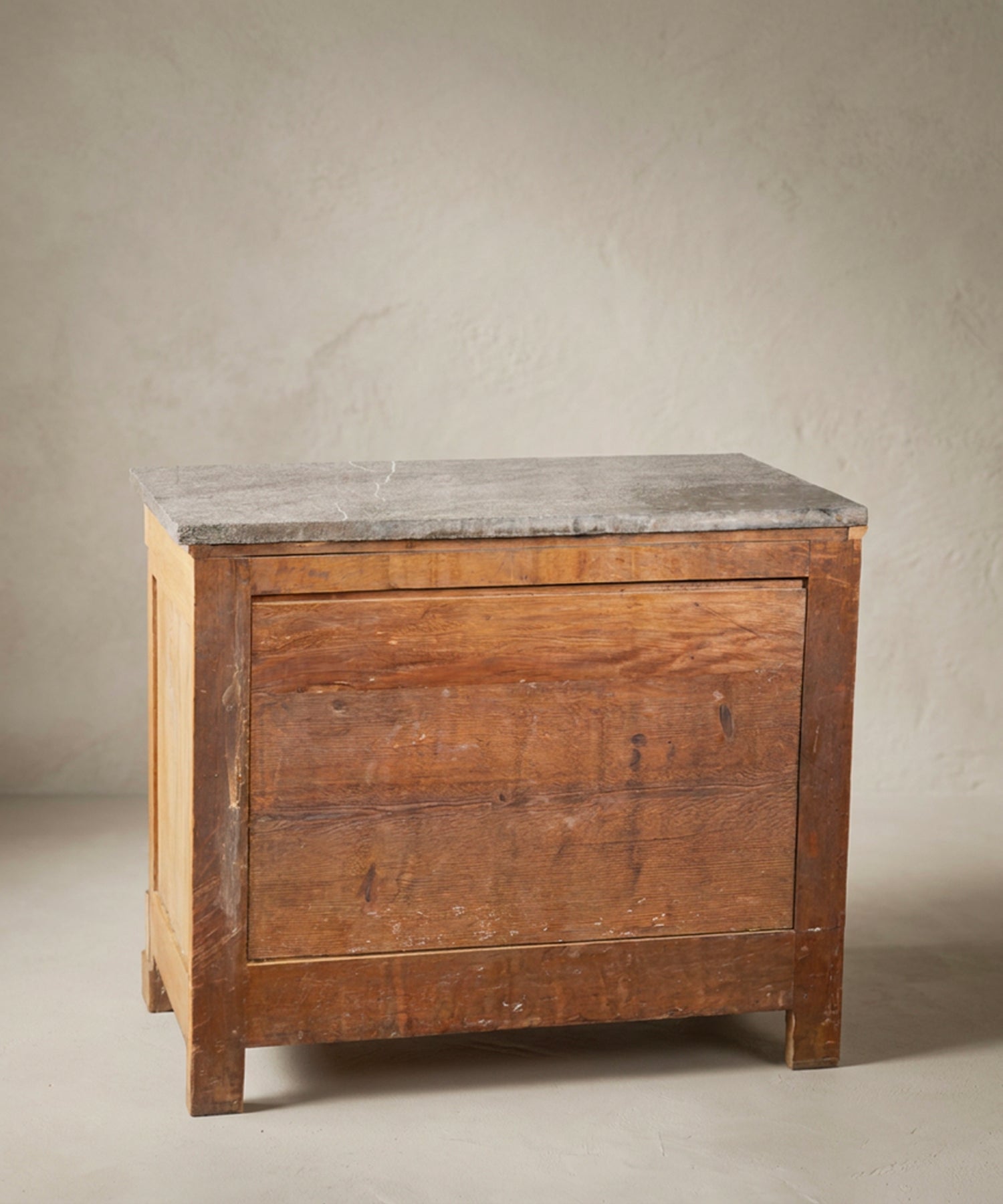 Cómoda Imperio vista trasera con tablas de pino de época — Antique Arte y Decoración
