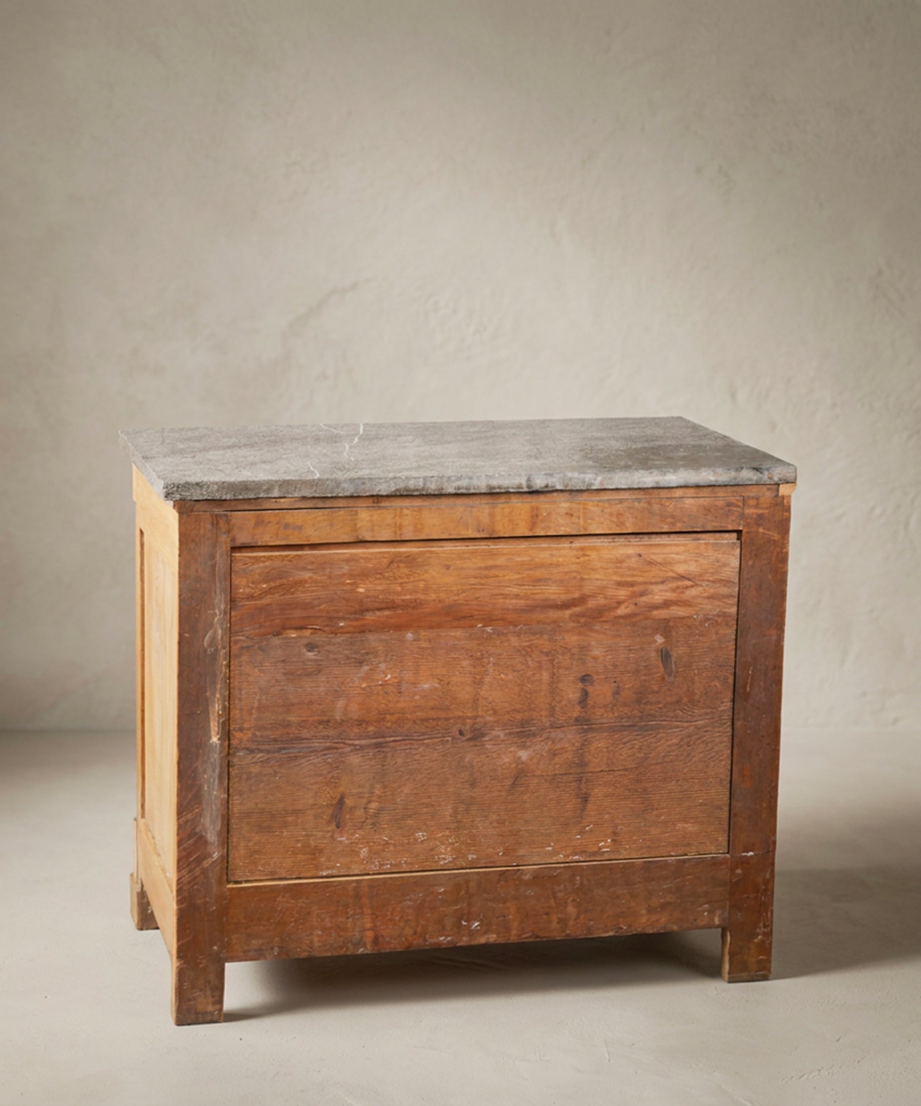 Cómoda Imperio vista trasera con tablas de pino de época — Antique Arte y Decoración