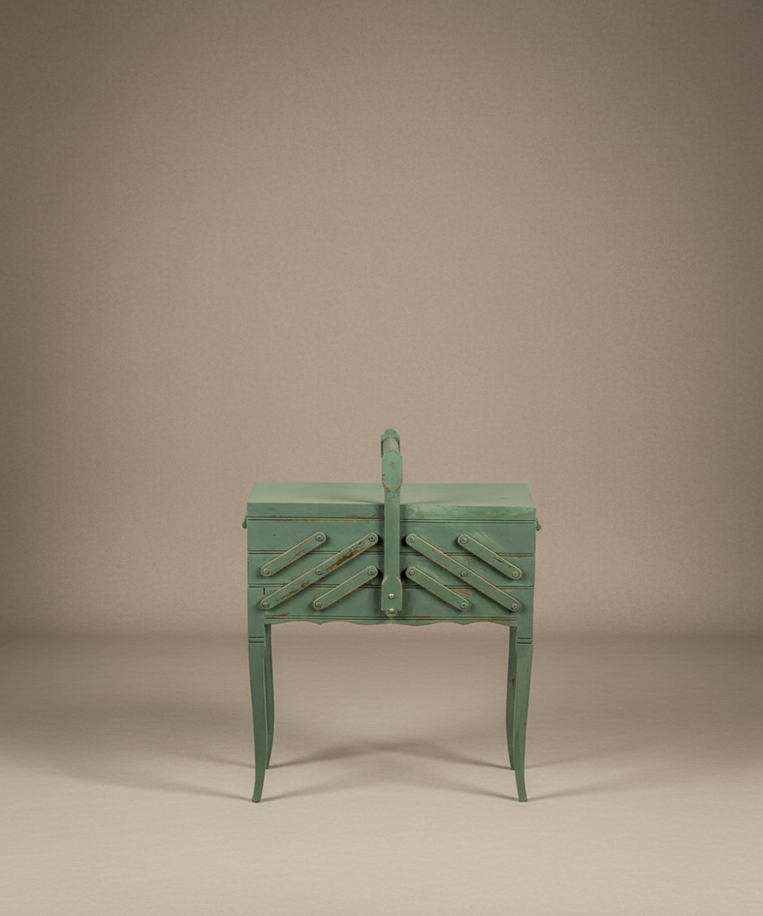 Costurero de pie vintage color verde salvia cerrado vista frontal con patas cabriolé