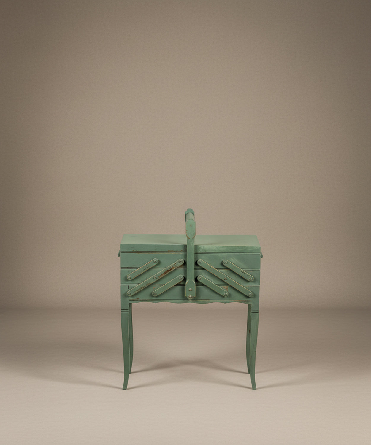 Costurero de pie vintage color verde salvia cerrado vista frontal con patas cabriolé