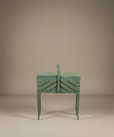 Costurero de pie vintage color verde salvia cerrado vista frontal con patas cabriolé