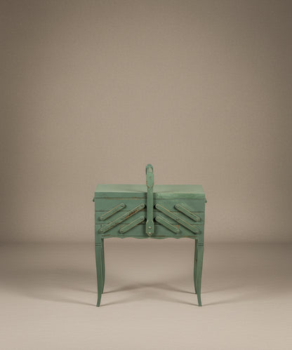 Costurero de pie vintage color verde salvia cerrado vista frontal con patas cabriolé