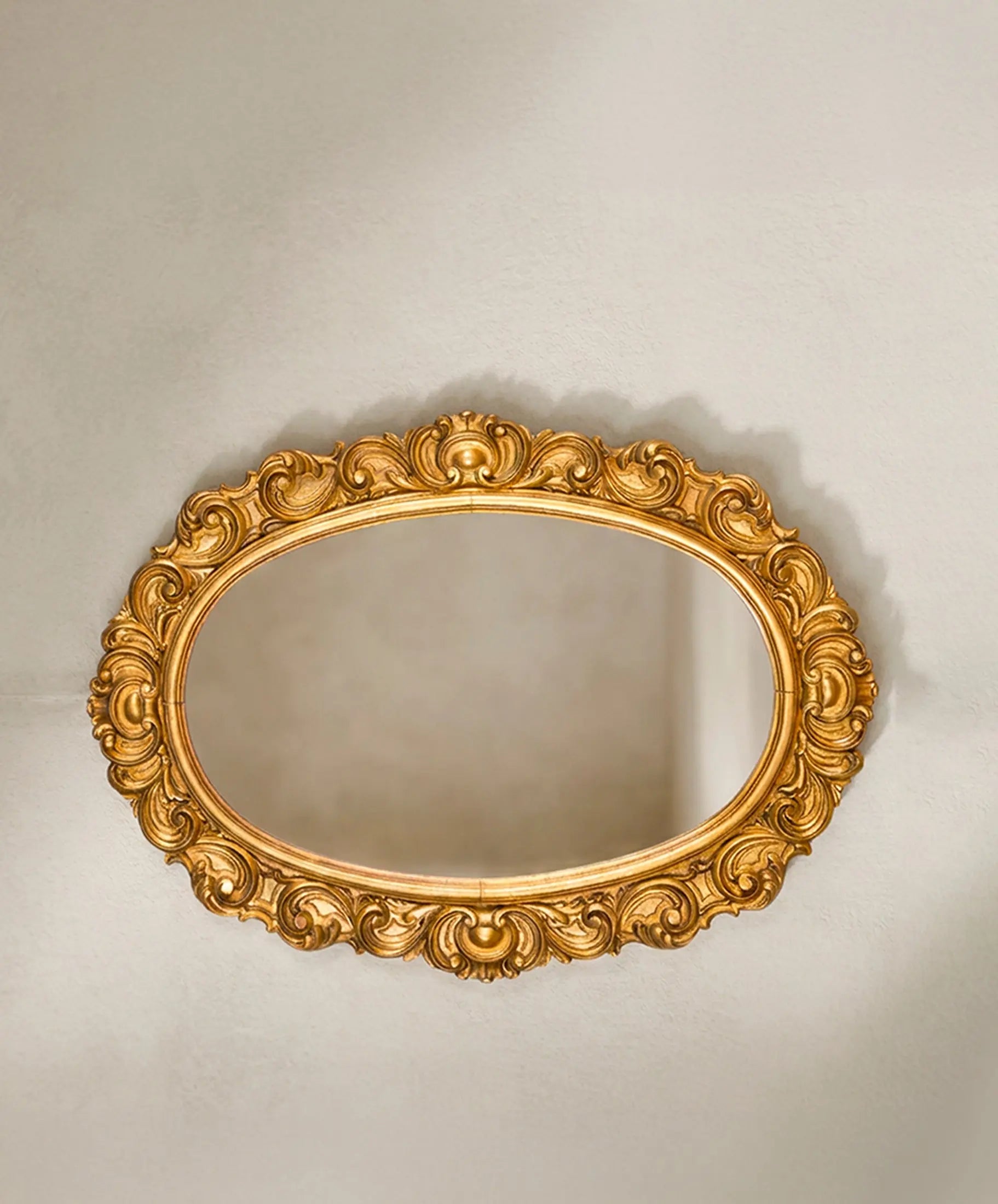 Espejo vintage ovalado dorado en horizontal marco rococó tallado — Antique Arte y Decoración
