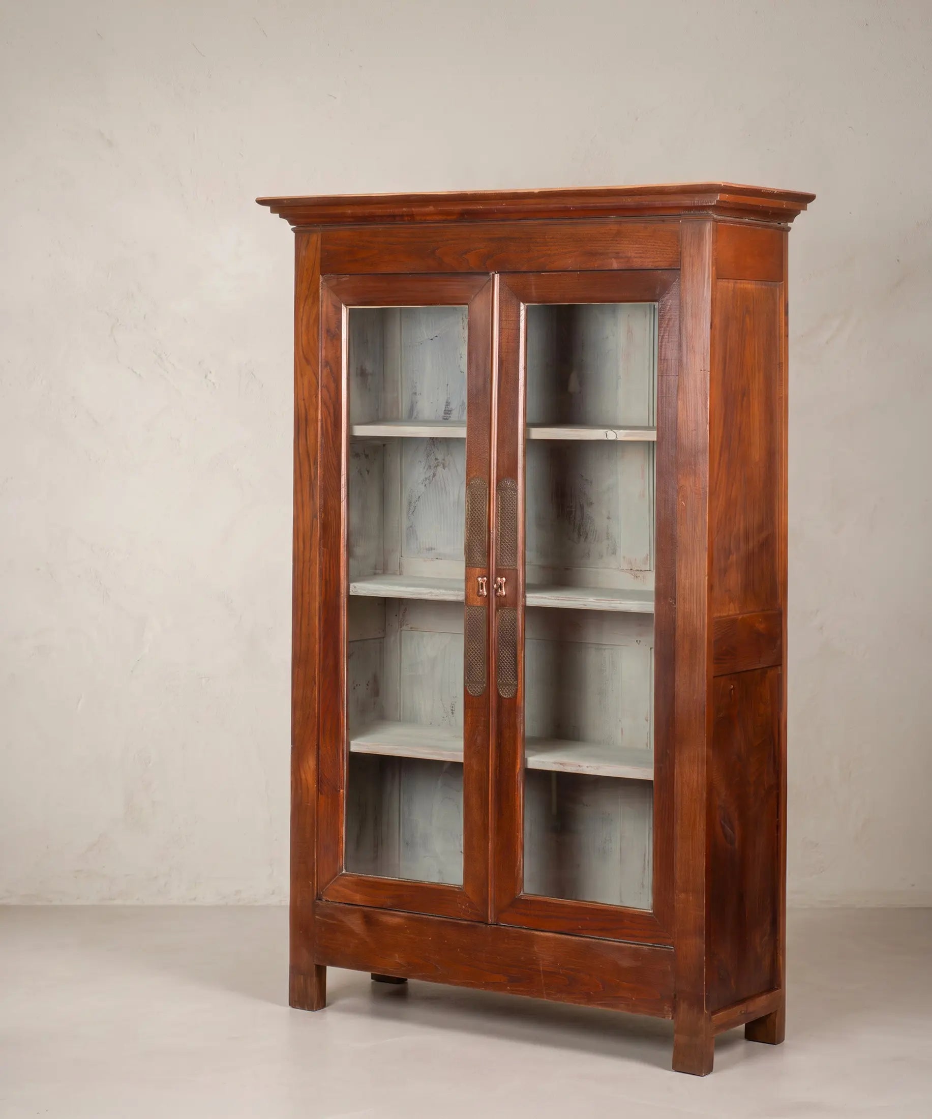 Vitrina alta vintage vista lateral con cornisa moldurada y patas rectas — Antique Arte y Decoración