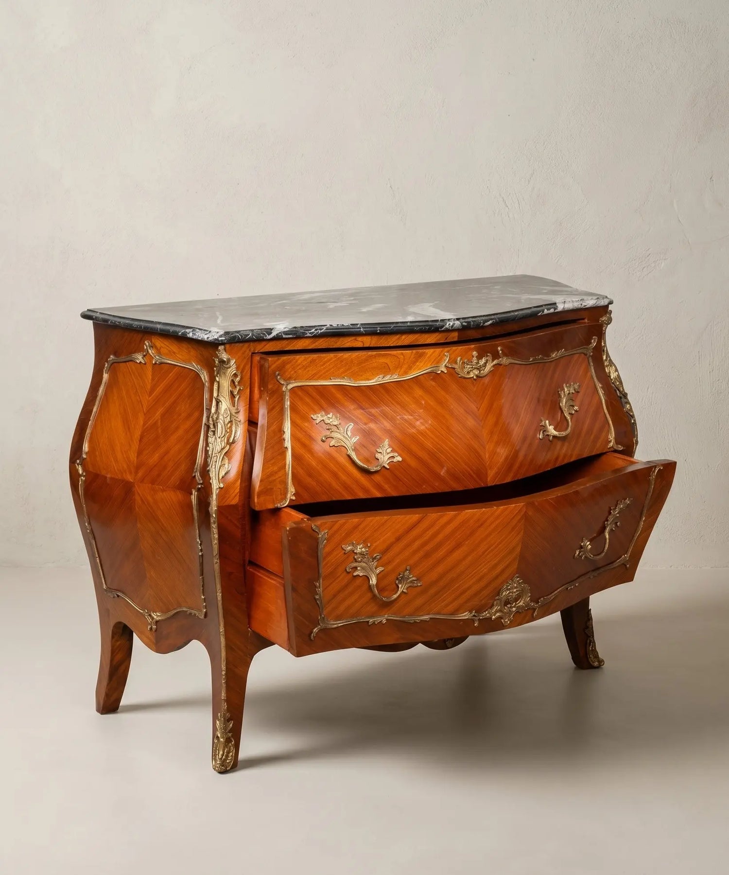 Cómoda panzuda vintage con los dos cajones abiertos mostrando el diseño sin travesaño frontal.