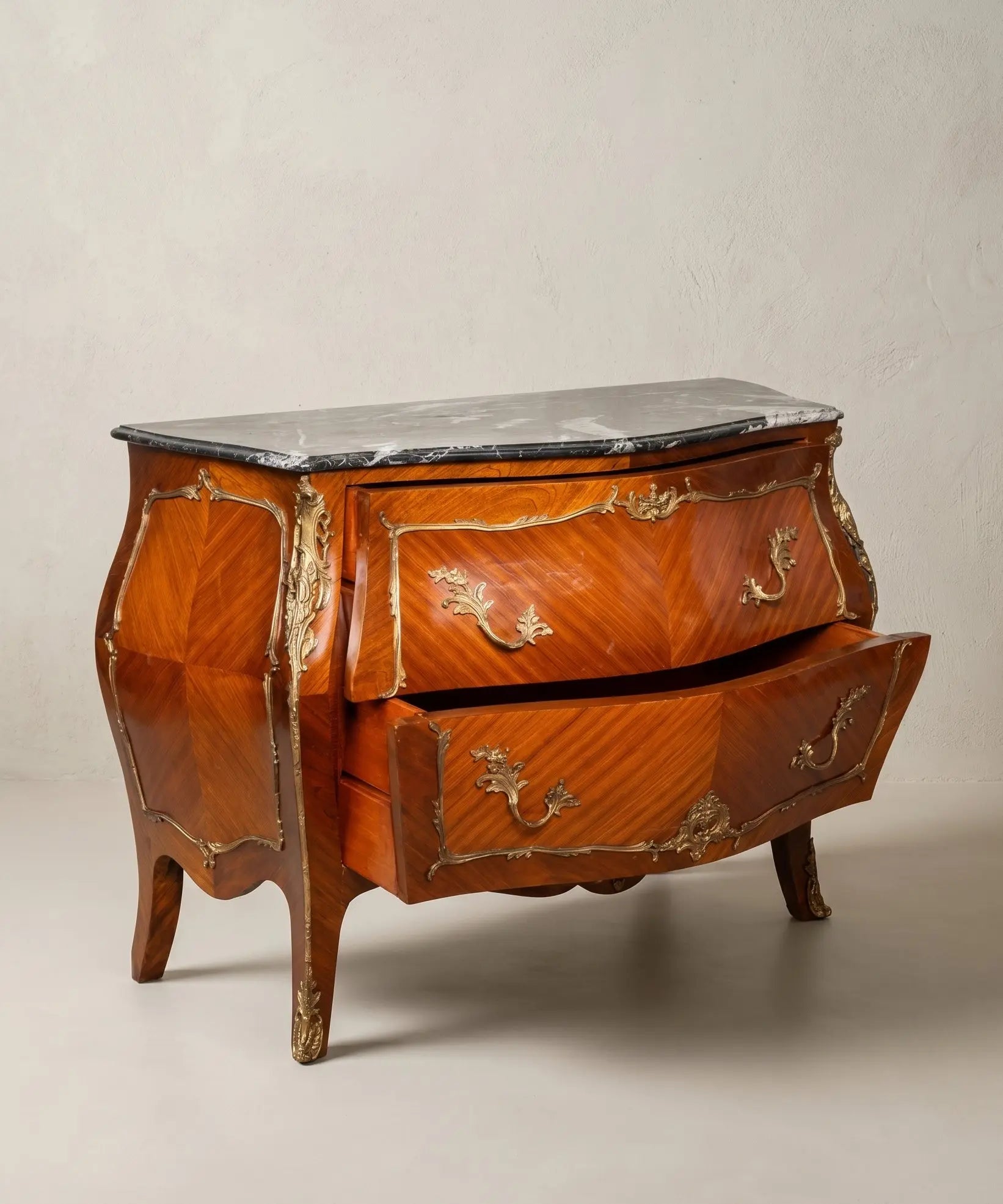 Cómoda panzuda vintage con los dos cajones abiertos mostrando el diseño sin travesaño frontal.