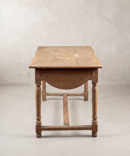 Mesa artesa de roble vista de costado, faldón recortado en arco — Antique Arte y Decoración