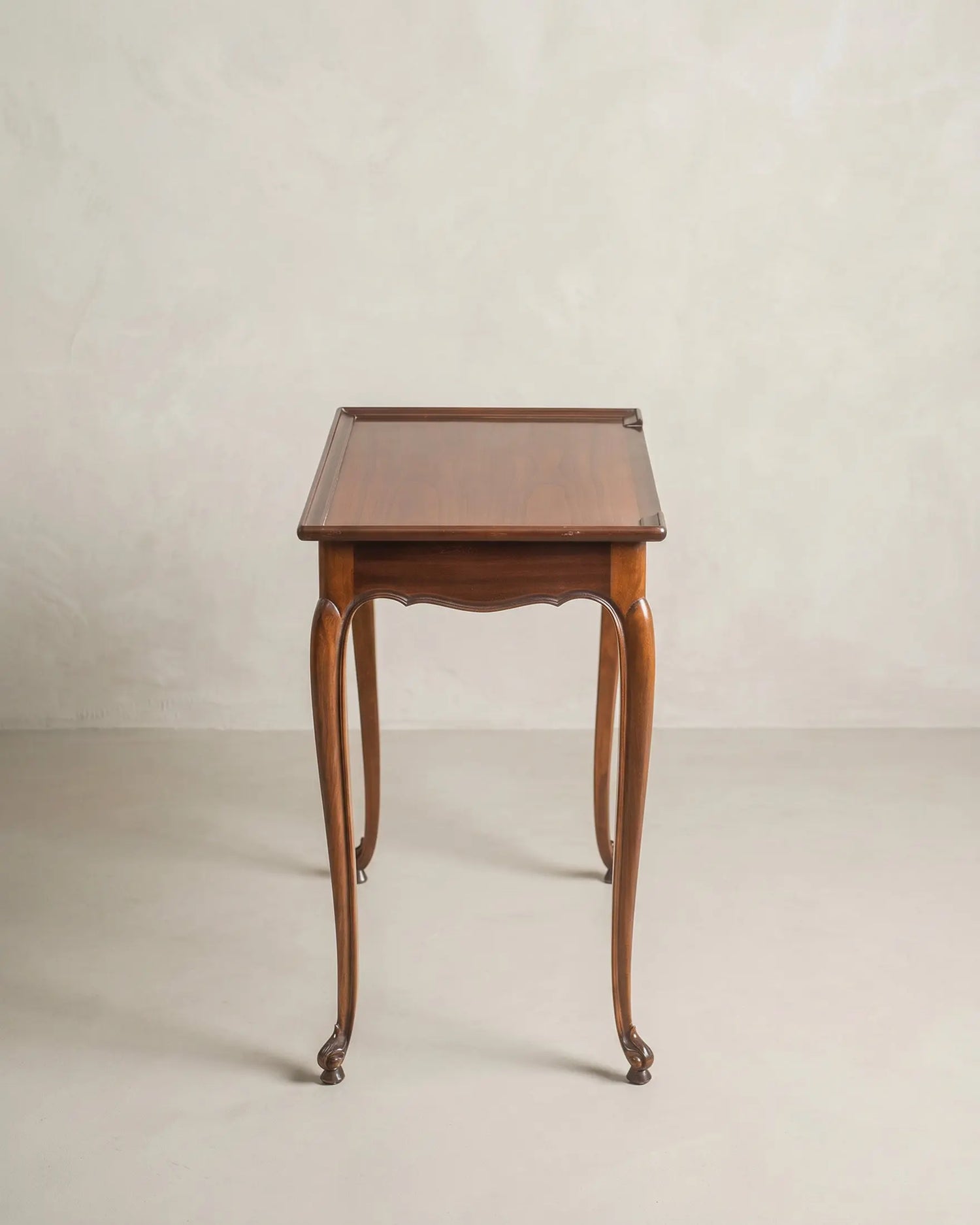 Mesa auxiliar Luis XV vista de costado con patas cabriolé y pie de voluta — Antique Arte y Decoración