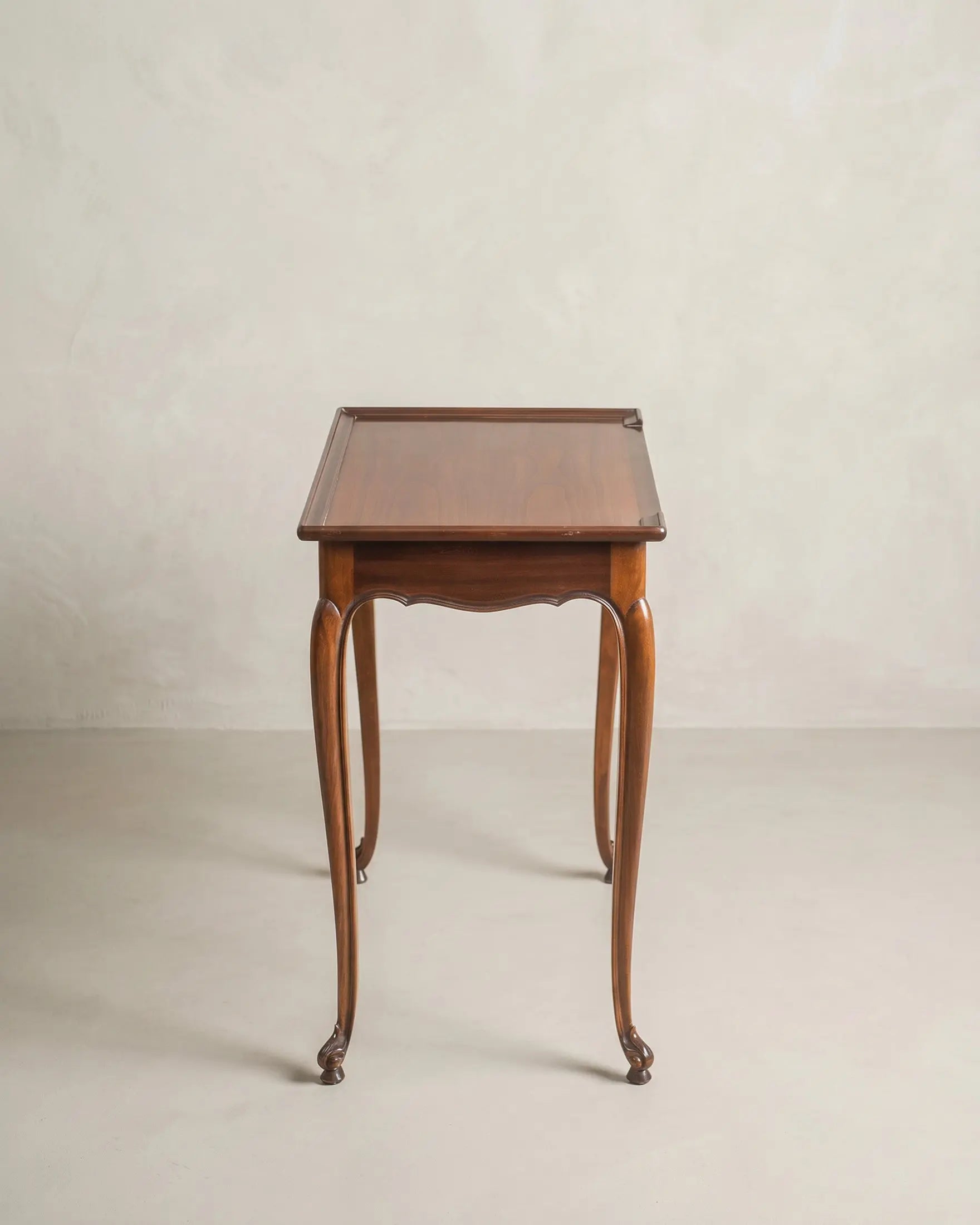 Mesa auxiliar Luis XV vista de costado con patas cabriolé y pie de voluta — Antique Arte y Decoración