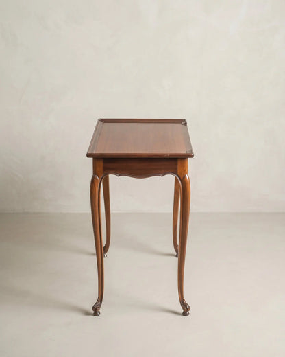 Mesa auxiliar Luis XV vista de costado con patas cabriolé y pie de voluta — Antique Arte y Decoración