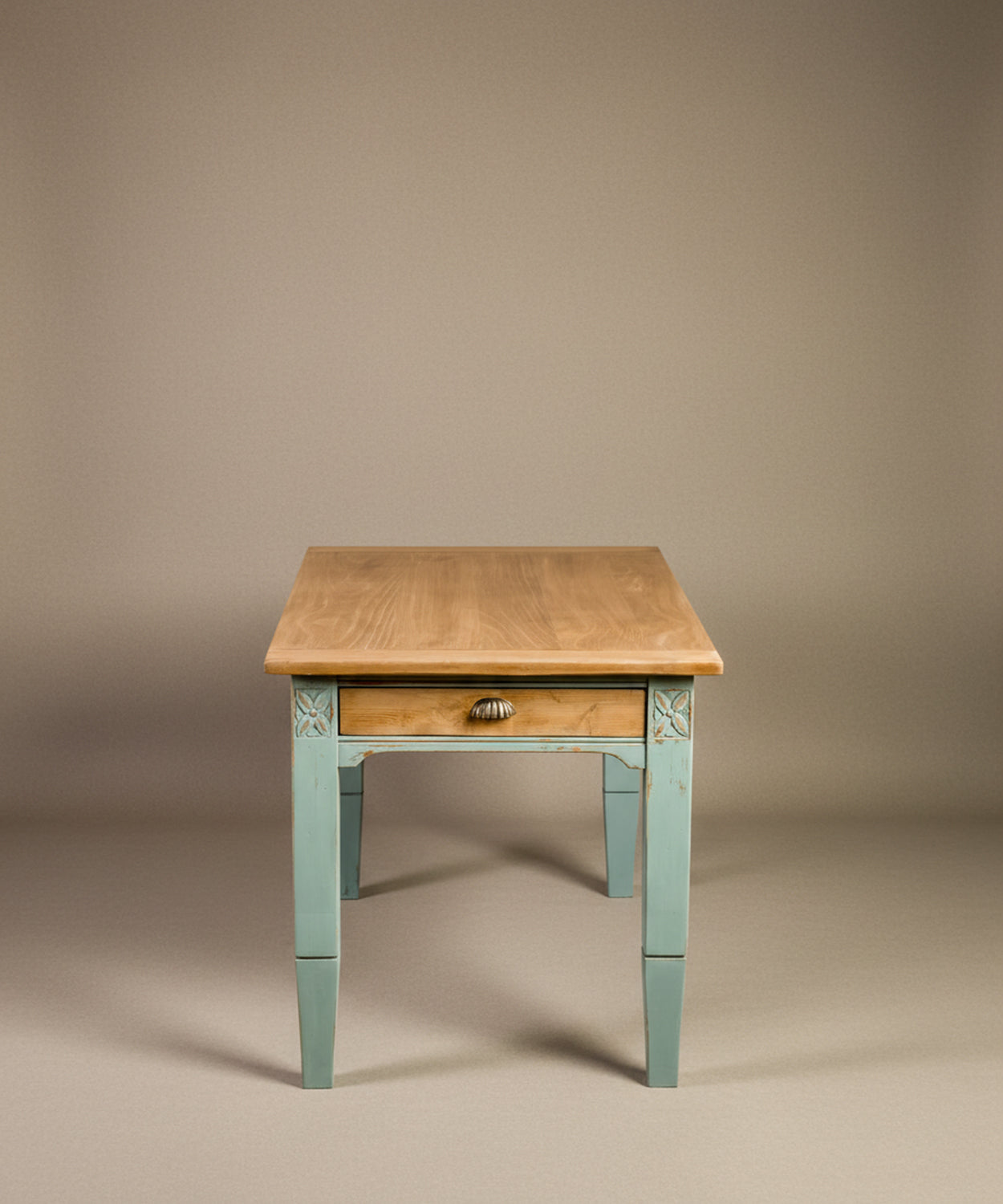 Vista de perfil de mesa de madera rústica mostrando el ancho de 79 cm