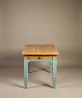 Vista de perfil de mesa de madera rústica mostrando el ancho de 79 cm