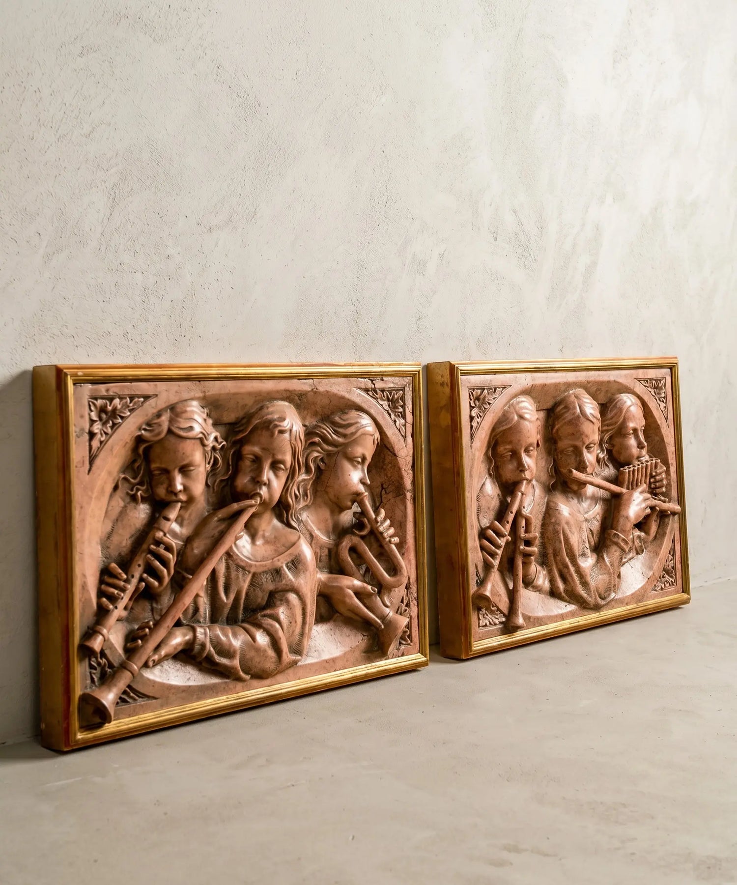 Pareja de cuadros en altorrelieve de querubines músicos en marmolina (Estilo Renacentista)