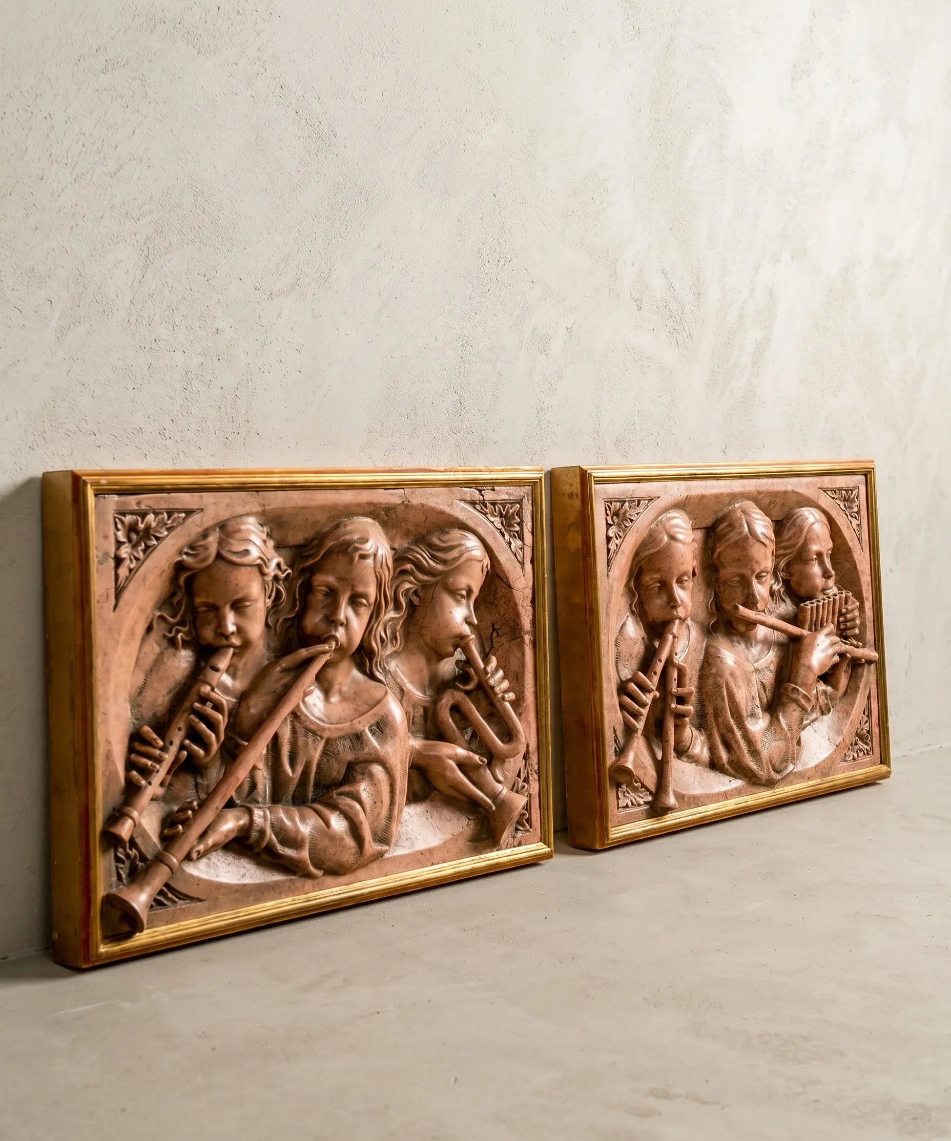Pareja de cuadros en altorrelieve de querubines músicos en marmolina (Estilo Renacentista)