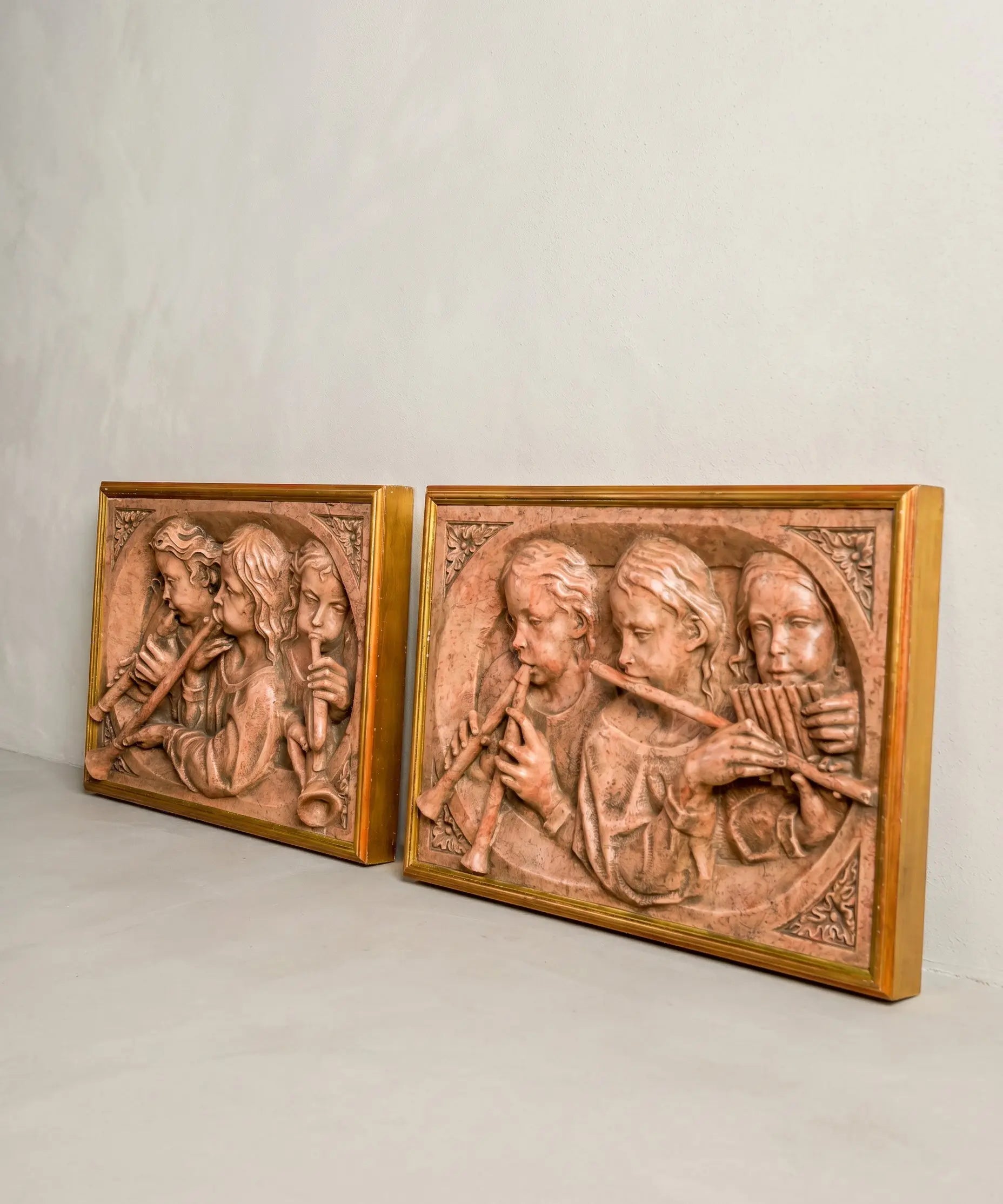 Pareja de cuadros en altorrelieve de querubines músicos en marmolina (Estilo Renacentista)