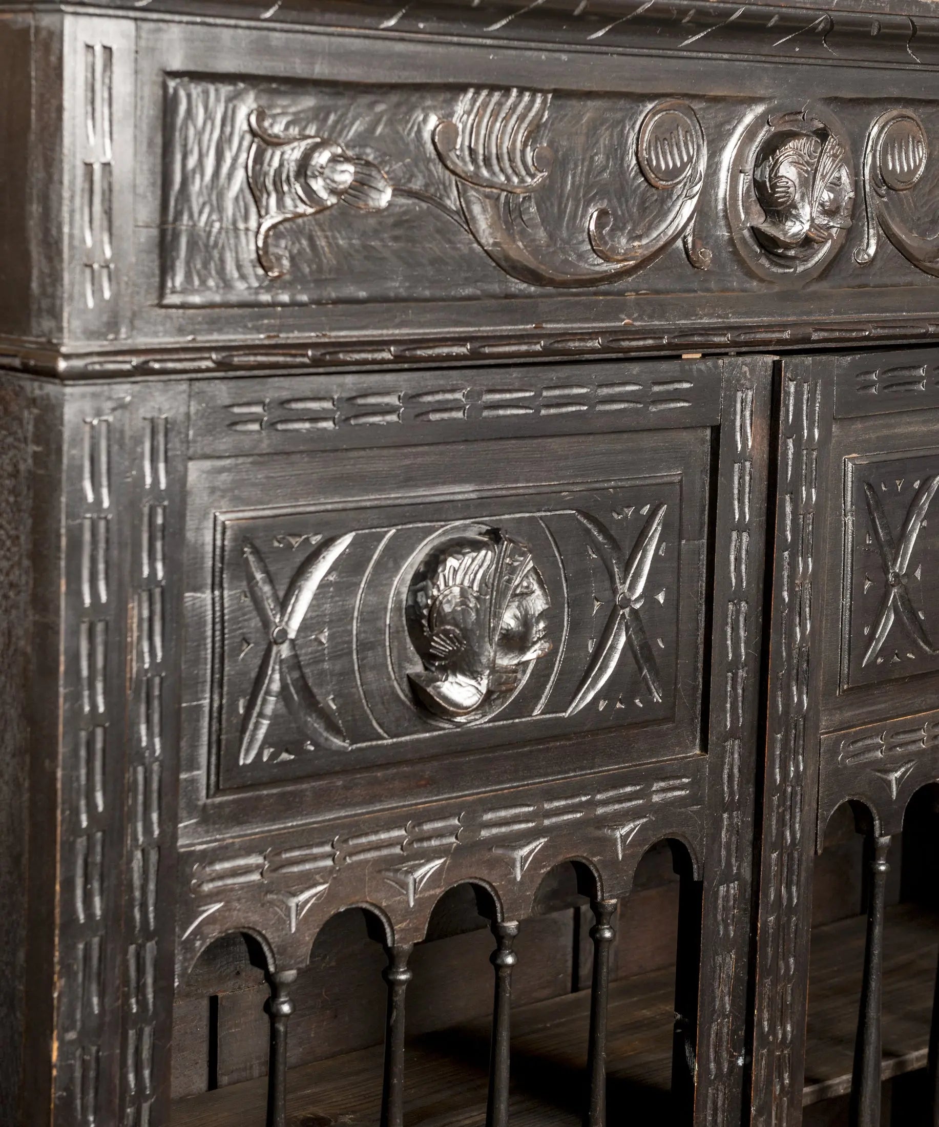 Detalle del panel superior con medallón figurativo de cabeza tallada y motivos circulares — Antique Arte y Decoración
