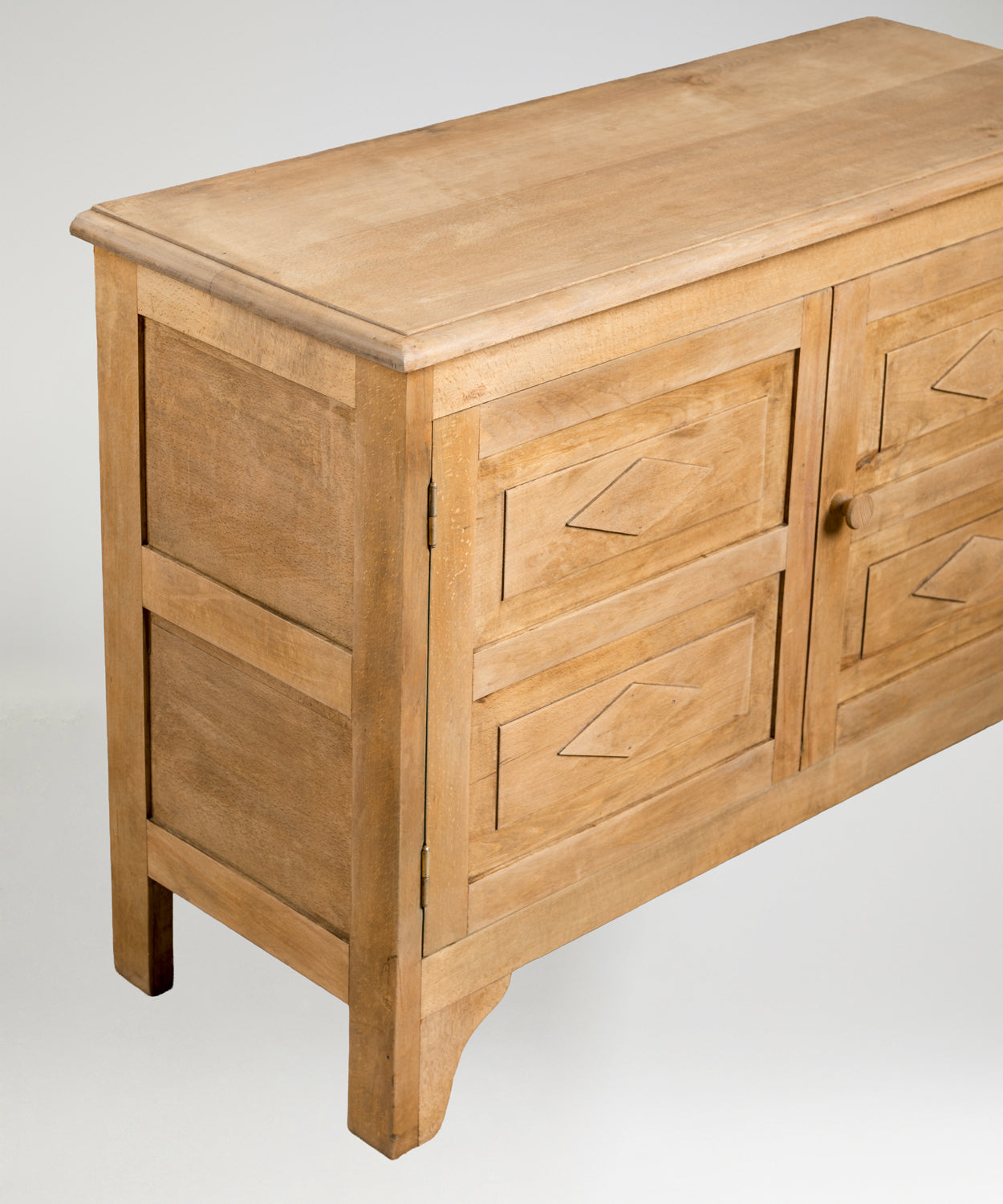 Aparador de madera de estilo rústico