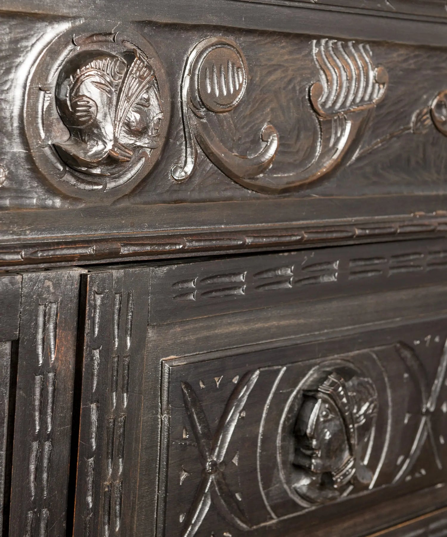 Detalle del friso superior con cenefa floral y medallón central tallado a mano — Antique Arte y Decoración