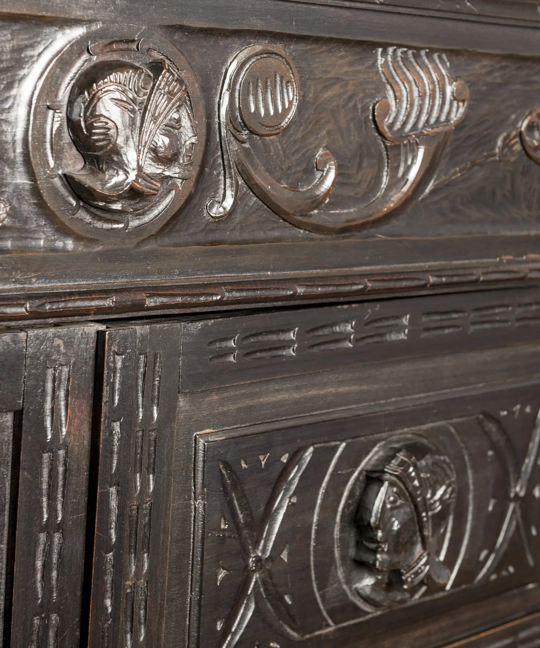 Detalle del friso superior con cenefa floral y medallón central tallado a mano — Antique Arte y Decoración