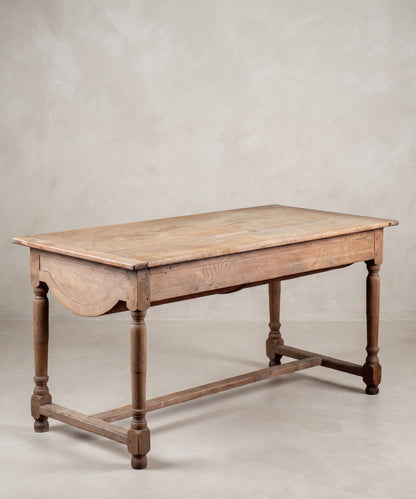 Mesa artesa francesa de roble siglo XIX vista diagonal, pies de bollo — Antique Arte y Decoración